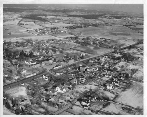 ruralretreatair.jpg
This aerial view of Rural Retreat was made by Greear Studios in Wytheville, probably in the 1940s.
