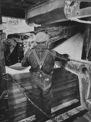 sodaashbulkloader1942.jpg
This is a 1941-42 photo showing some of the industrial processes at Mathieson Alkali Works.
