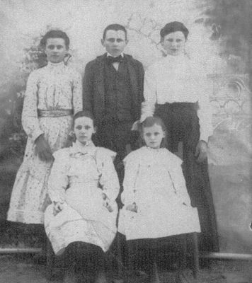 spencerchildren.jpg
This photo is courtesy of Heather Sexton.  These were the children of Cicero Spencer and Jettie Osborne.

Elba, Marshall William, Ruth, Janice and Gladys Spencer 
