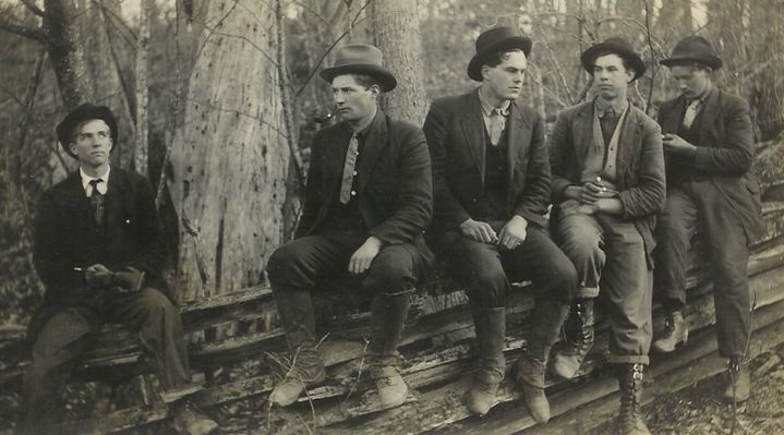 spencerkilby.jpg
l to r:  Kilby Spencer, Victor Spencer, Pruner Weaver, Lee Kilby, and Wayne Duvall
Courtesy of Eleanor Jo Cox [email]ejcox@naxs.com[/email]
