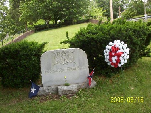 sscunkcsa.jpg
This is a monument to the Unknown Confederate soldiers in Sinking Springs Cemetery. Photo by Jeff Weaver, summer 2003.
