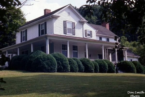 stuarthouse1973.jpg
THE STUART HOUSE / LAKE DRIVE / SALTVILLE, VA. / JUNE 1973
 
HOME OF WALTER P. AND ELSIE STUART.  Courtesy of Don Smith[email]dsmith1043@comcast.net[/email]
 
