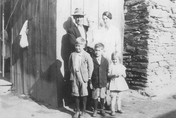 waltonmarsh2.jpg
This 1930s photo shows Marsh and Dora  Comer Walton with their children.  Courtesy of Anita Kay Wyatt.
