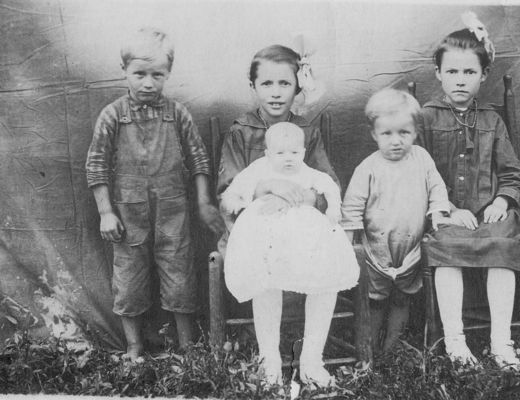 Warren Family
Left to right:  Odie Warren, Zenna Warren Jones, unknown, unknown and Virginia Warren Russell.  Courtesy of Judy Russell Powers.
