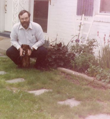 weaverjeff.jpg
Jeff Weaver, shown here at former home in Arlington, VA, now lives in Saltville, VA and hosts this website.  The pup is Pip, a long haired mini-daschund.
