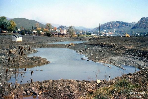 Saltville - Well Fields
THIS OCTOBER 1964 OLIN PROJECT WAS A REVERSE DRAINAGE DITCH DUG IN THE UPPER WELL FIELD AREA. PICTURE WAS TAKEN FROM LAKE DRIVE. LOOKS QUITE DIFFERENT TODAY...43 YEARS LATER.  Courtesy of Don Smith [email]dsmith1043@comcast.net[/email]

 

