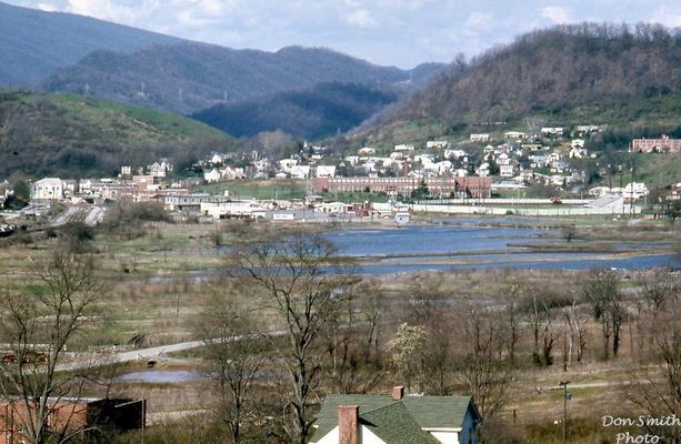 wellfields41973.jpg
THis is an early April 1973 shot showing the well fields and a general view of town by Don Smith [email]dsmith1043@comcast.net[/email]
